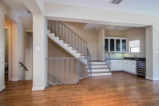 Building Photo - Contemporary townhome, rooftop terrace awa...