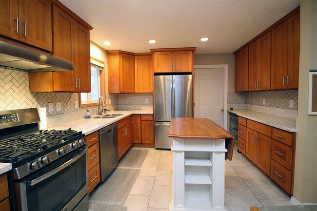 Building Photo - Gorgeous, Remodeled 3 Bed/2 Bath Mid-Century Ranch on Huge Lot – Lake Oswego!