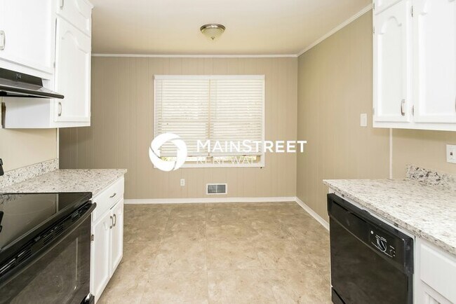 Building Photo - 3 Bedroom Pet-Friendly Home in Birmingham, AL with Main Street Renewal