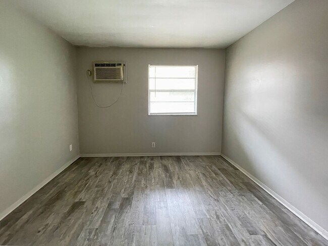 Building Photo - Close to Campus and McGalliard Road