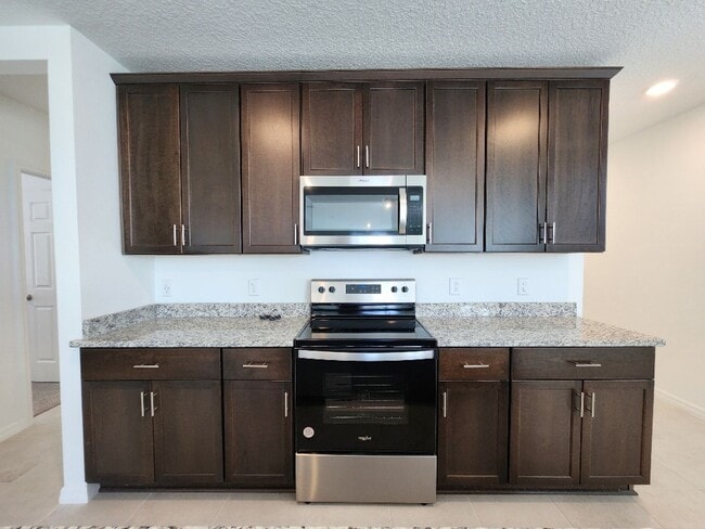 Building Photo - LIKE NEW!!! 4-Bedroom, 2-Bathroom in Villamar/Winter Haven