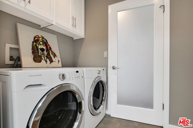 Building Photo - 809 N W Knoll Dr