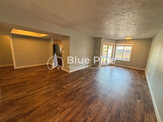 Building Photo - 1421 Vega Cir