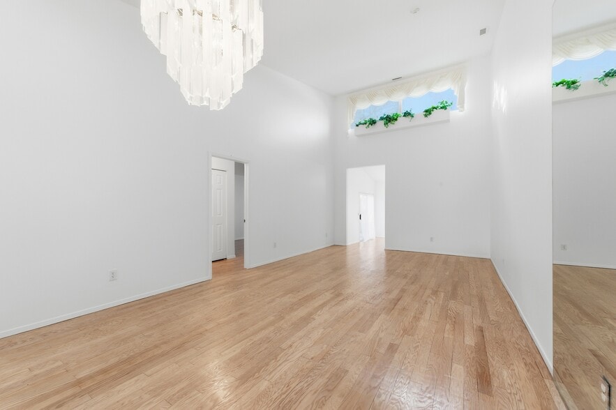 Building Photo - 763 Spring Lake Dr