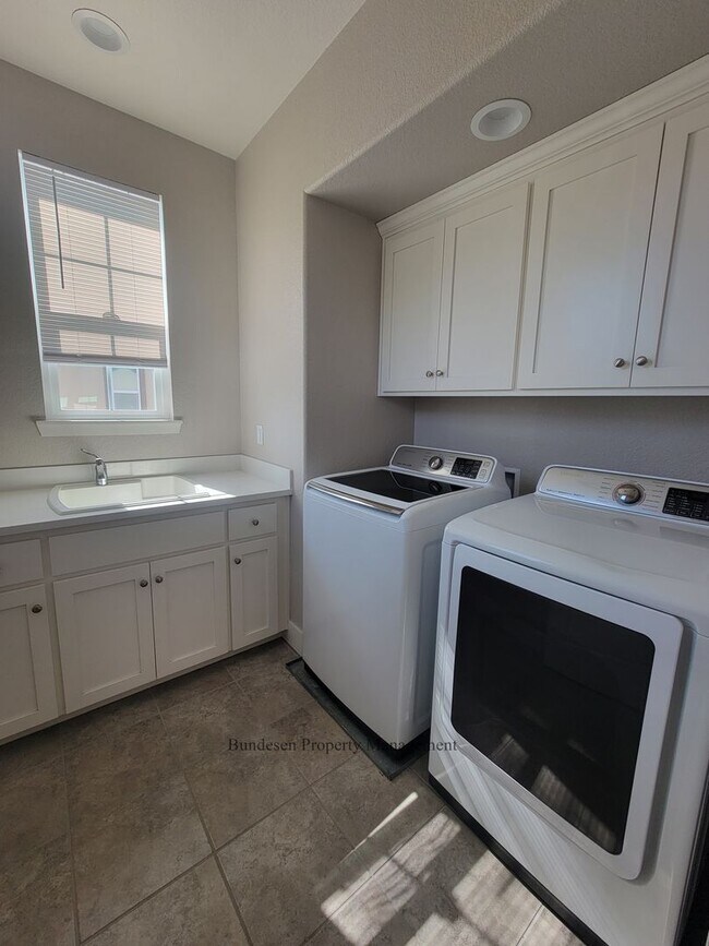 Building Photo - 1829 Kelly Pl
