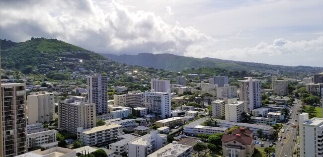 Building Photo - Spacious high floor 1BR/BA, 1pkg & Den - Makiki