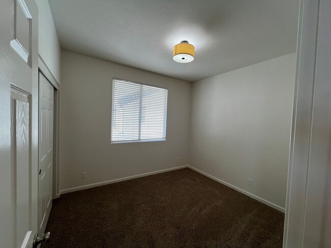 Building Photo - 5 bedroom home located in Sylvan School District!