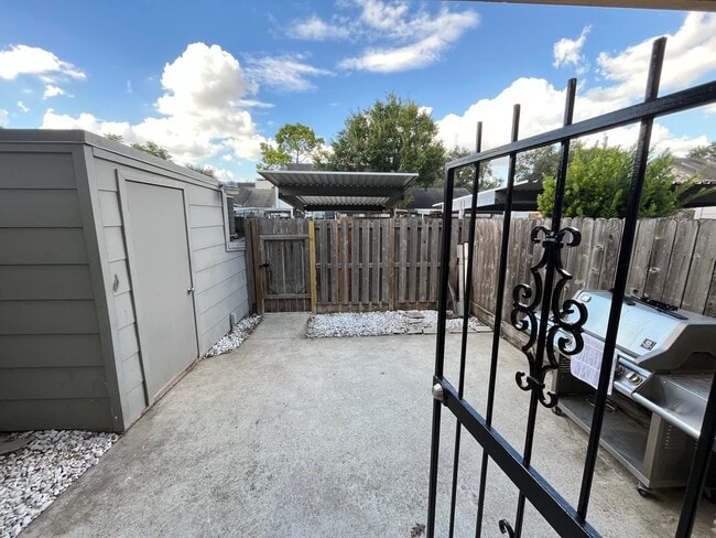 Building Photo - 6416 Bankside Dr