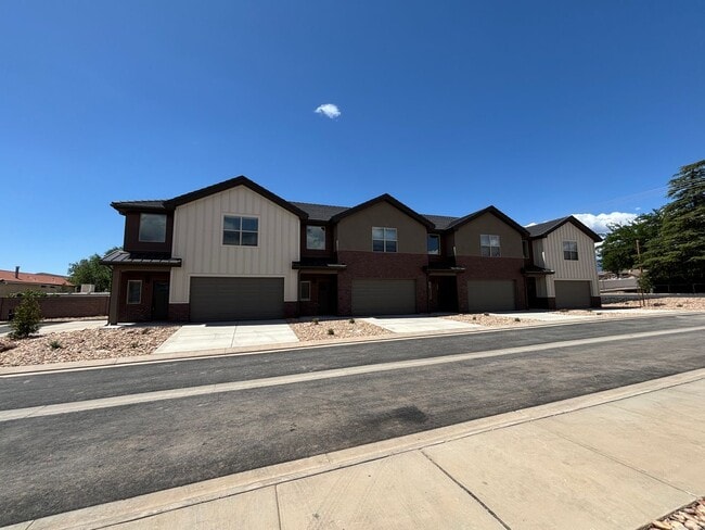 Building Photo - HURRICANE TOWNHOME FOR RENT!