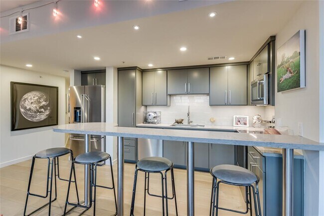 Building Photo - 54 Rainey St