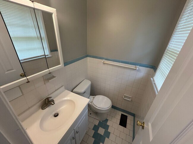 Building Photo - 3 Bedroom Brick Home with Hardwood Floors, Garage & Large Backyard