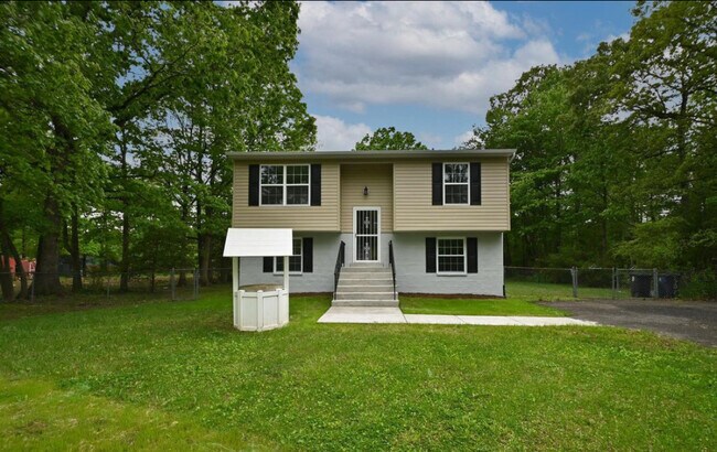 Building Photo - 16501 Accolawn Rd