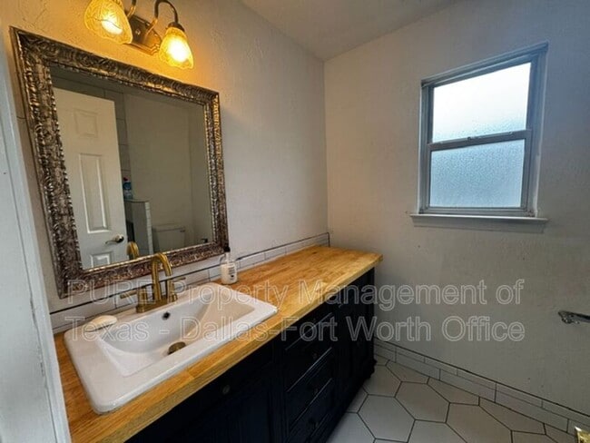 Building Photo - 2021 Bluebonnet Dr