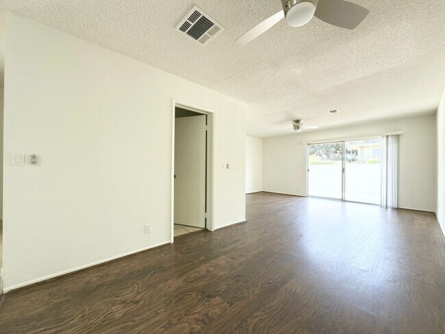 Building Photo - Spacious Townhome in Quail Ridge