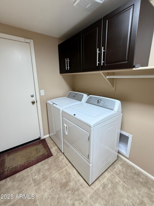 Building Photo - 605 E Nancy Ave