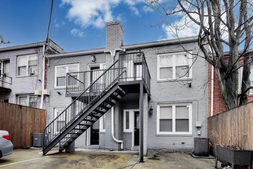 Building Photo - 924 19th St NE