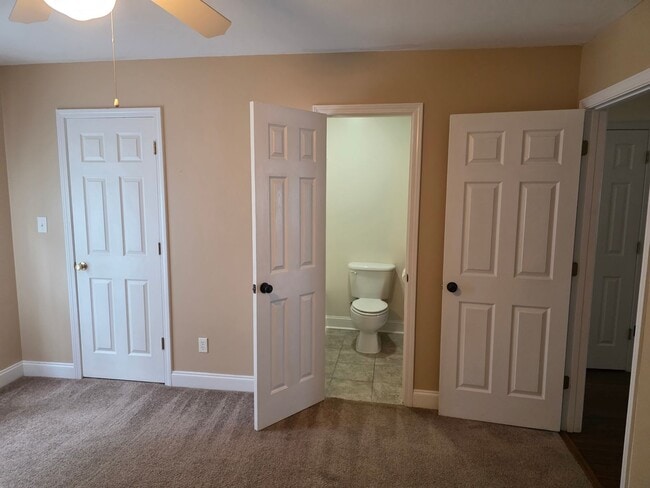 Building Photo - 3 bedroom 3 bath townhouse with one car ga...