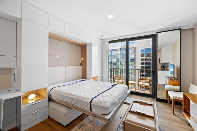 Building Photo - 987 Queen St