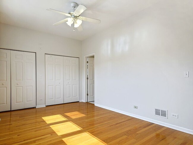 Building Photo - "Spacious 2-Bed, 2-Bath Gem in Chicago's Heart – 1200 Sq. Ft. of Modern Living!"