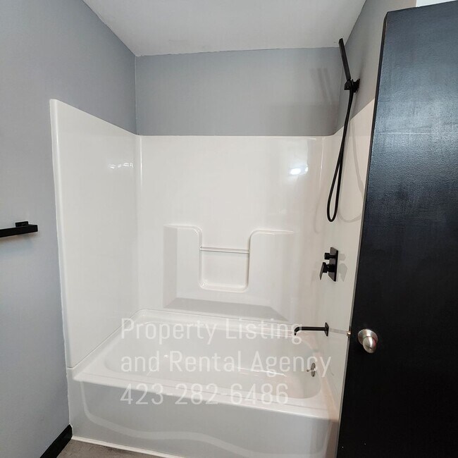 Building Photo - One story home, Elizabethton, 4 Bedrooms
