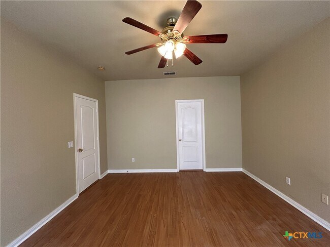 Building Photo - 3049 Pine Valley Dr