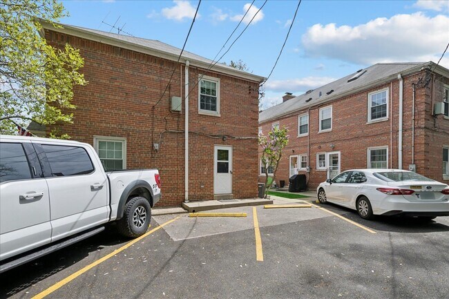 Building Photo - 310 Jackson Ave