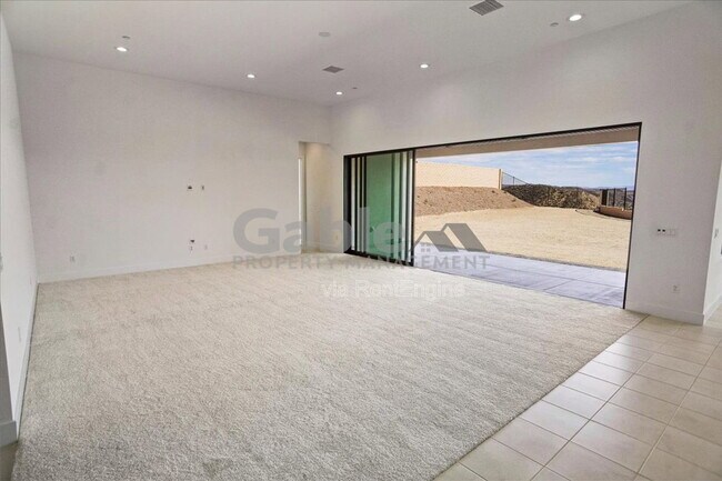 Building Photo - 30000 N Camino los Robles