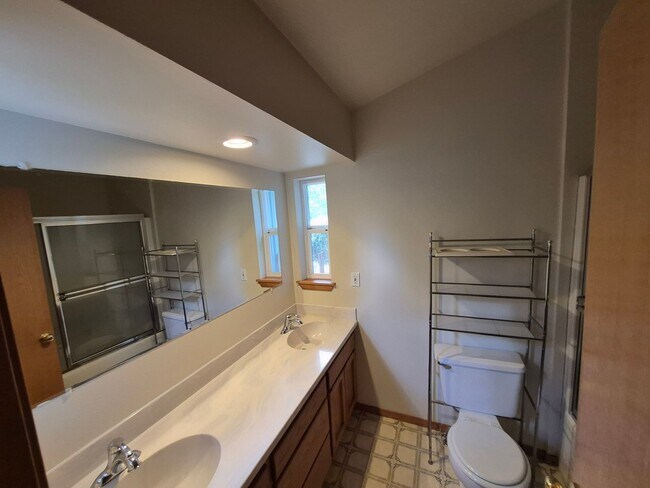 Building Photo - 3BR/2BA NE Bend Home