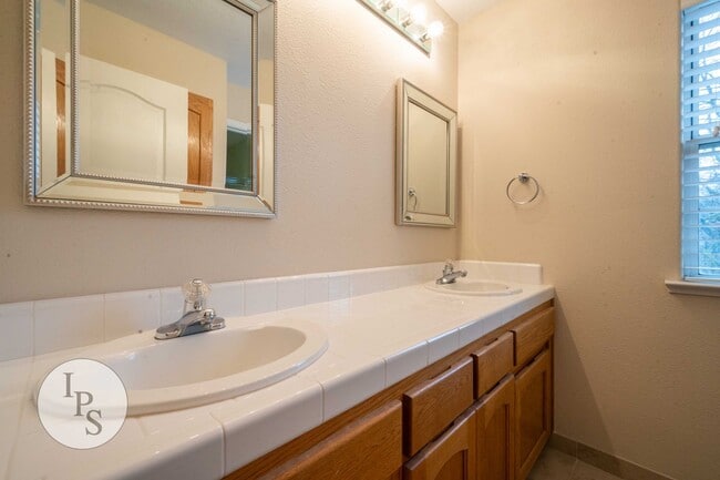 Building Photo - North Fresno Home, 4BR/3BA, in CUSD - Lots of Amenities!