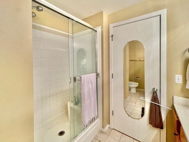 Building Photo - Beautiful 2BD/2BTH CONDO IN THE LOOP!