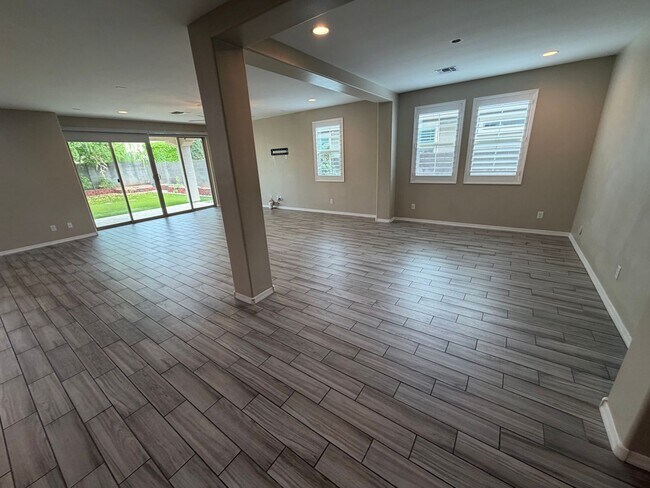 Building Photo - 1322 E Gemini Pl