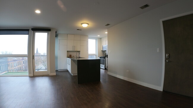 Building Photo - 3301 N Sheffield Ave