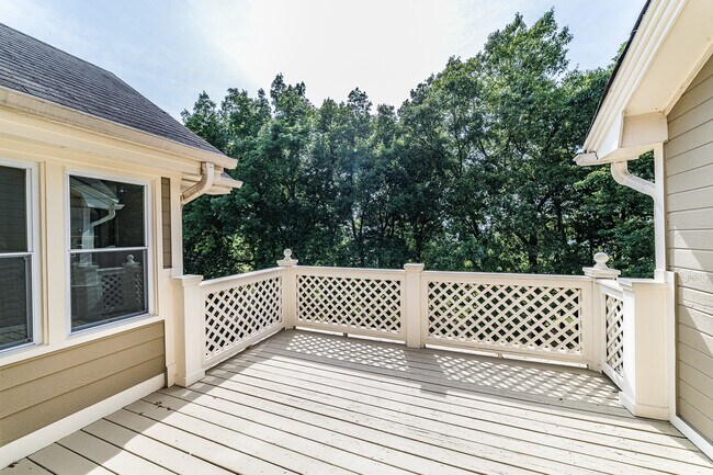 Building Photo - 2014 Fairway Hills Dr