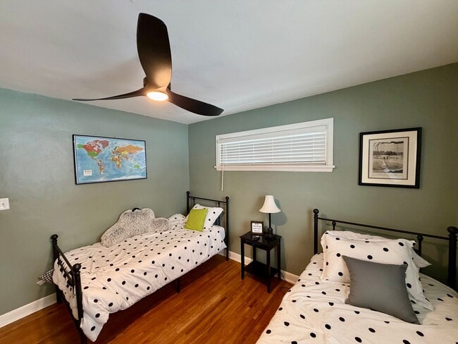 Building Photo - 3 Bed 1.5 Bath Single Family Home in Scholfield