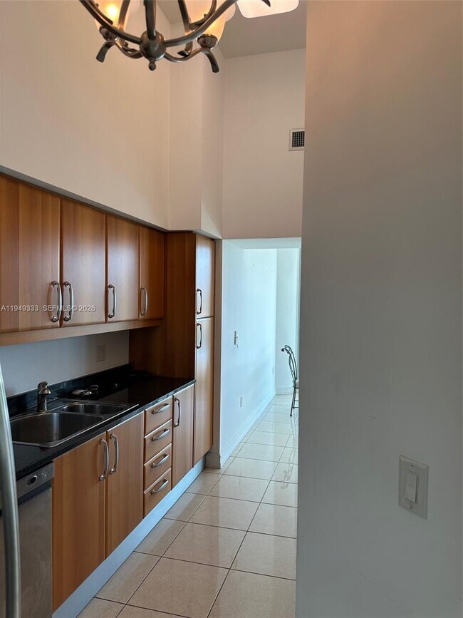 Building Photo - 16500 Collins Ave