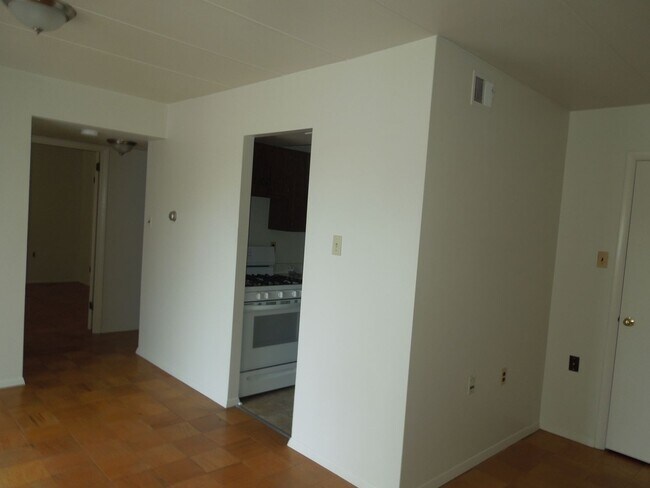 Building Photo - Cozy Leesburg condo with balcony