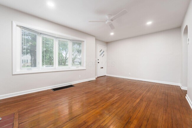 Building Photo - 884 S Chesterfield Rd