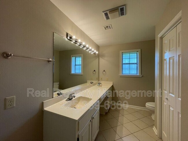 Building Photo - 2422 Riverside Dr