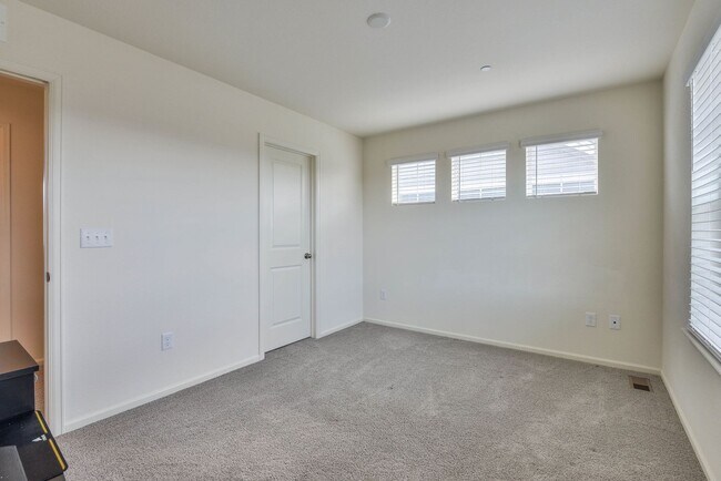 Building Photo - Beautiful 2-Bedroom, 2.5-Bath Townhome in ...