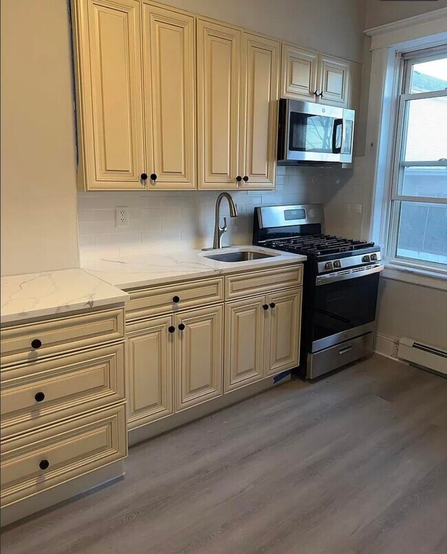 Building Photo - 128 35th St