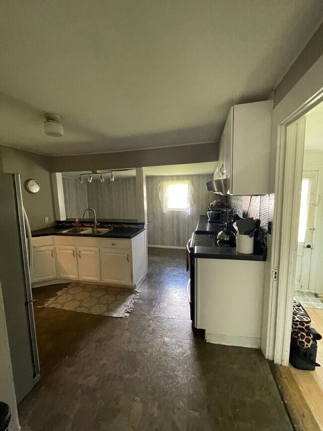 Building Photo - 606 N Court