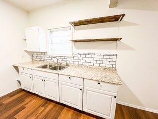 Building Photo - 705 S B Ave