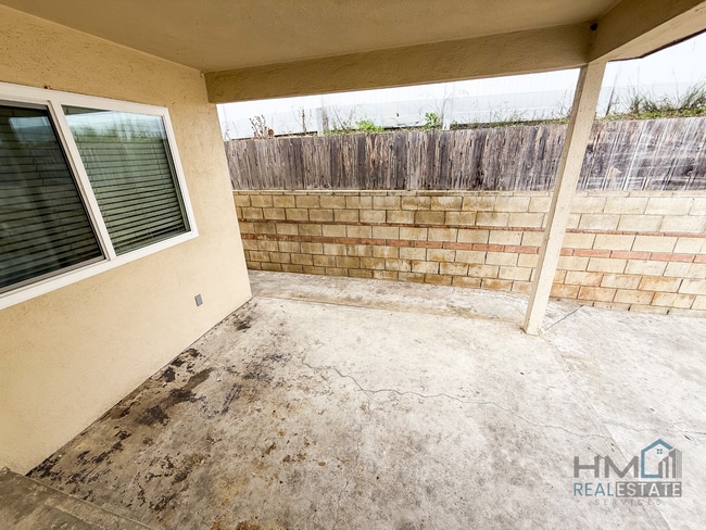 Building Photo - Homes Management - 2 Bed, 1.5 Bath Duplex ...