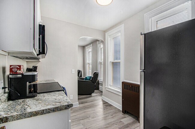 Building Photo - $1295 Tastefully furnished 1BR Apartment |...