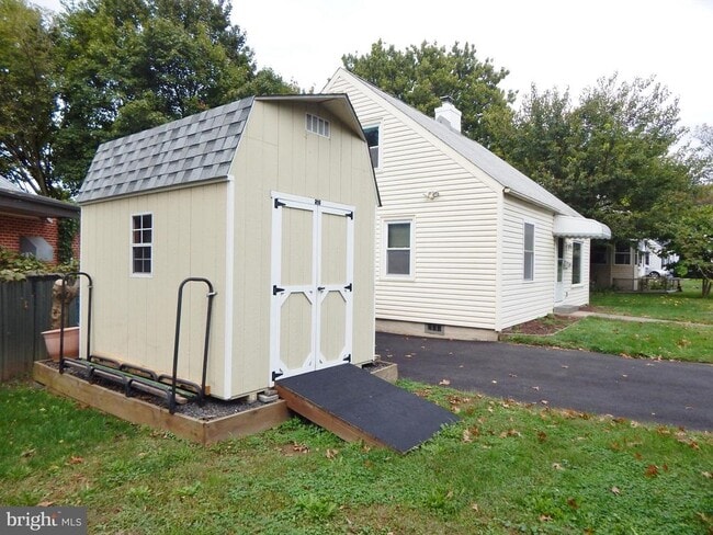 Building Photo - 2349 Woodland Rd