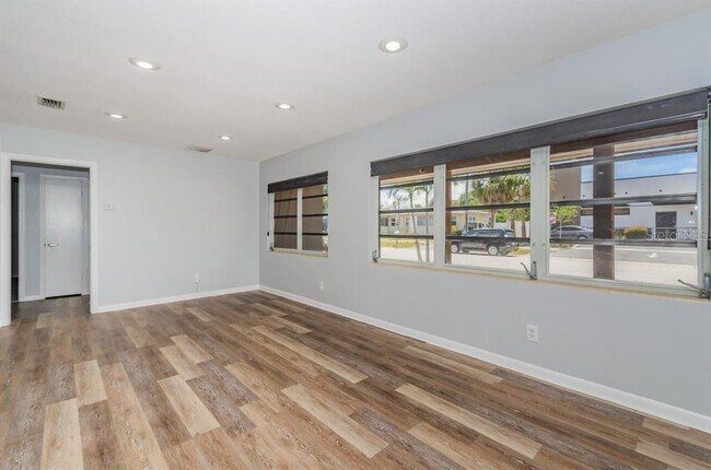 Building Photo - 408 S Aurora Ave