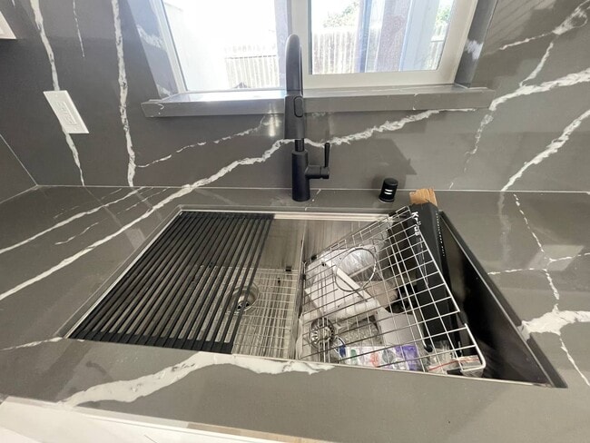 Building Photo - 540 W Elm Ave