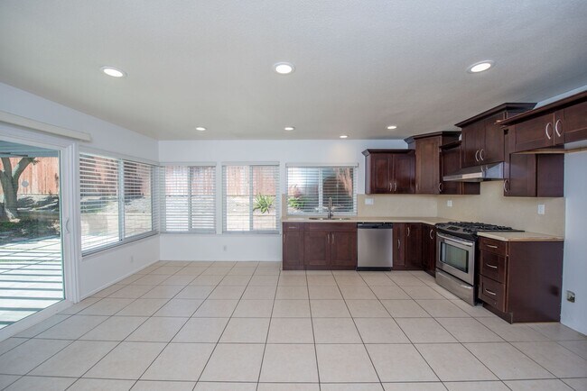 Building Photo - Spacious 4 Bedroom Home in Quiet Yorba Linda Neighborhood