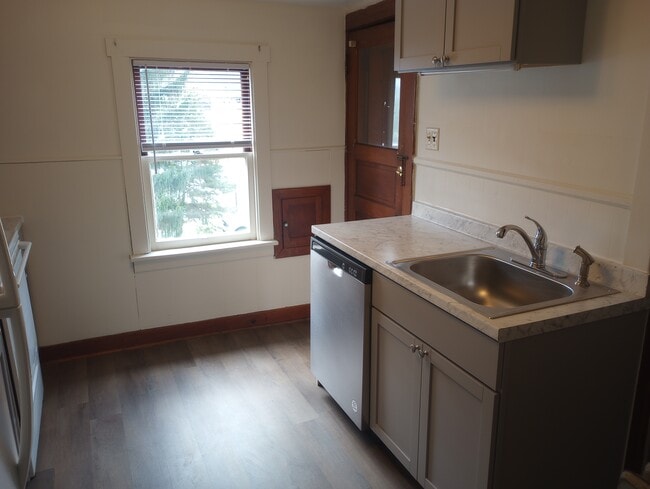 Building Photo - 322 S Main St