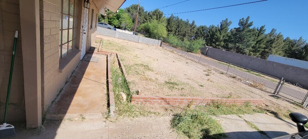 Building Photo - 2612 E Alta Vista Rd